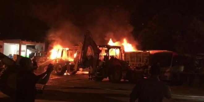 Incêndio destrói veículos da Prefeitura de Campinorte: veja vídeo