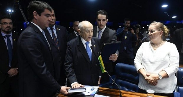 Siqueira Campos é empossado como senador da República