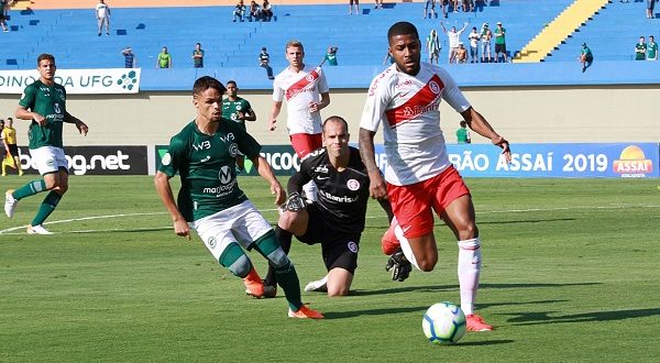Com um jogador a menos, Goiás busca reação e vence Internacional no Serra Dourada