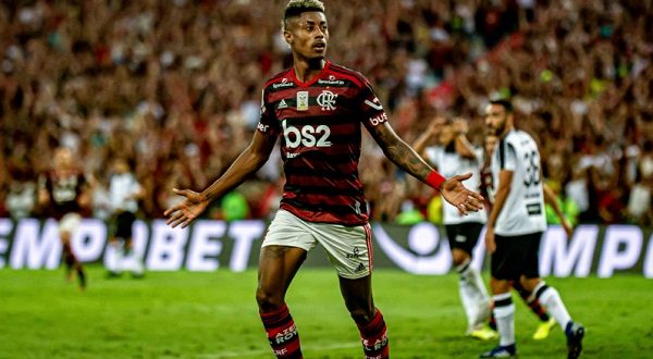 Bruno Henrique marca três e Flamengo comemora título do Brasileirão