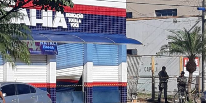 bandidos usa carro para arrobar loja de eletrodoméstico em  Goianésia
