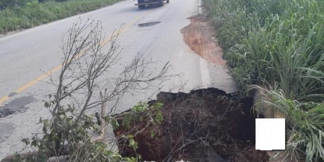 Erosão deixa a BR-153 parcialmente interditada, em são luís do norte sentido Rialma/ Uruaçu