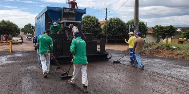 A Prefeitura  Municipal de Goianésia  realiza recuperação de ruas no Bairro  Bouganville