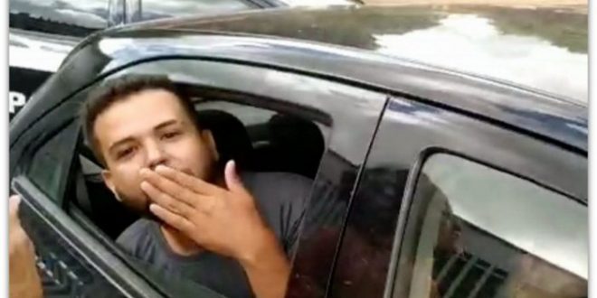 Câmara de Firminópolis cassa mandato de vereador que mandou beijo ao ser preso suspeito de ‘rachadinha’