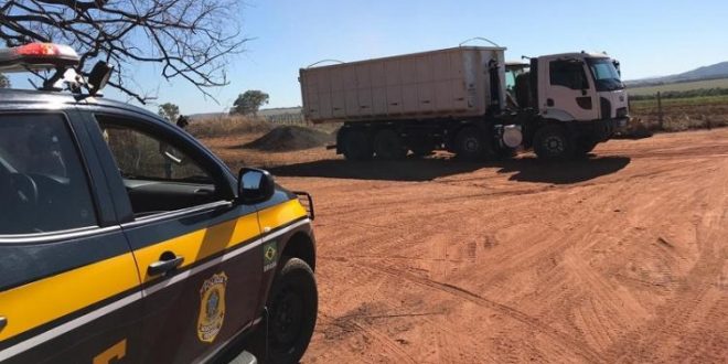Trabalhadores rurais são detidos pela PRF suspeitos furtarem matéria prima nas obras do DNIT na BR 153, em Uruaçu