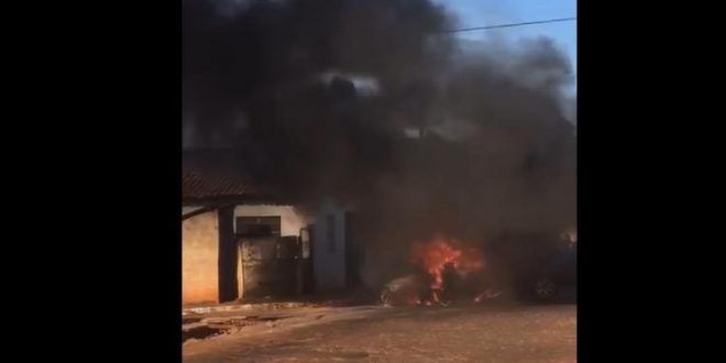 Veículo fica destruído após pegar fogo em Carmo do Rio Verde
