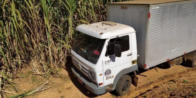 Polícia Militar encontra caminhão de empresa de Rialma em canavial, suspeitos detidos