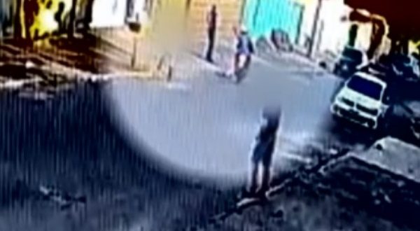 Homem é morto a tiros na porta de casa por jovem em motocicleta, em Goiânia