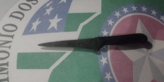 Homem é preso com faca após agredir a namorada na cidade de Minaçu