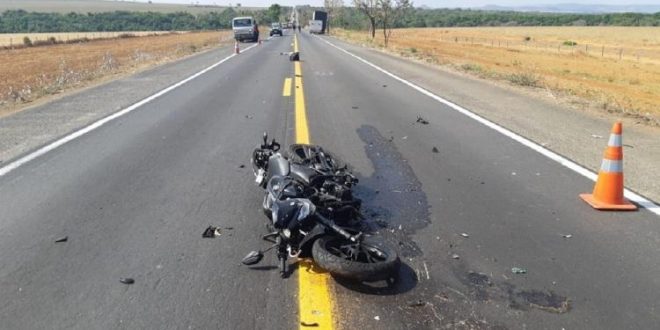 Motociclista morre ao colidir com caminhão na BR 153 em Campinorte