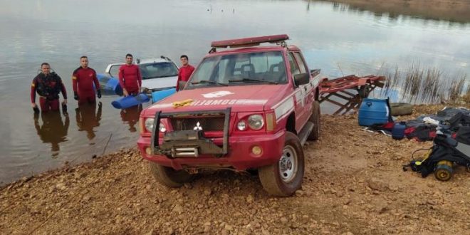 Condutor perde controle de carro e cai no Lago Serra da Mesa em Campinorte Publicado em 18/09/2020 às 10:06