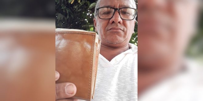Cortador de cana acha carteira com R$ 8 mil em banco de praça e devolve ao dono, em Itapuranga