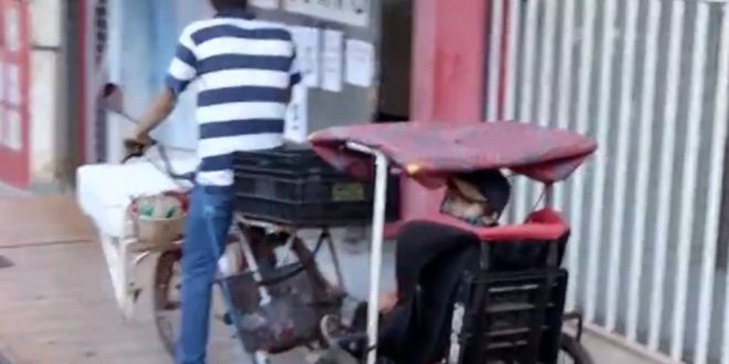 Vendedor adapta carretinha em bicicleta para trabalhar e cuidar do filho durante a pandemia, em Santa Helena de Goiás