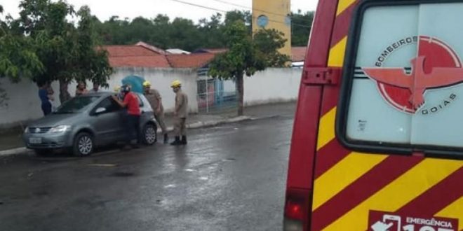 Bombeiros de Goianésia resgatam criança de um ano que ficou presa no interior de veículo