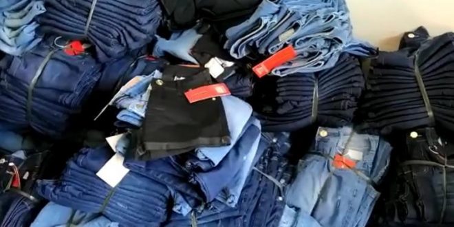 PRF Jaraguá apreende calças de marcas famosas falsificadas avaliadas em cerca de R$ 400 mil