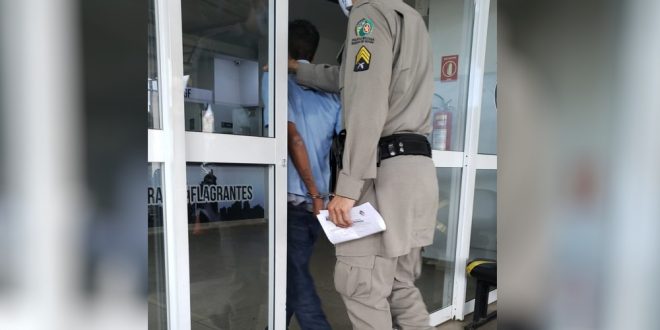 Homem é preso suspeito de se passar por seminarista para aplicar golpe em casal de idosos, em Goiânia