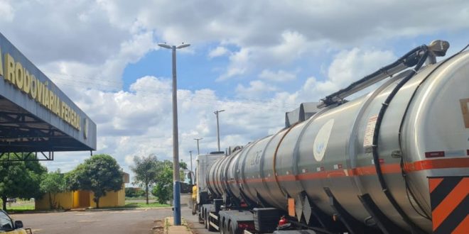 PRF apreende 49 toneladas de óleo de soja transportado em tanque de combustível, em Itumbiara