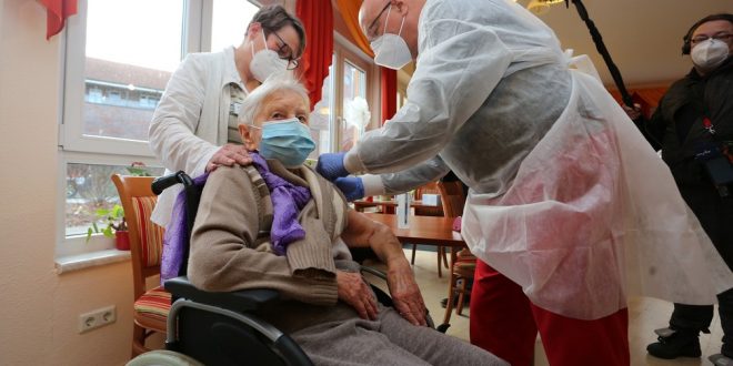 Mulher de 101 anos é 1ª vacinada na Alemanha; União Europeia começa campanha contra Covid no domingo