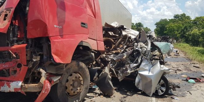Acidente entre caminhões, ônibus e caminhonete deixa quatro mortos e bloqueia a BR-153, em Porangatu