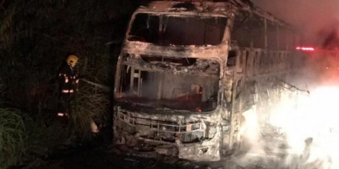Ônibus com 37 passageiros pega fogo em Pirenópolis na noite de sábado (9)
