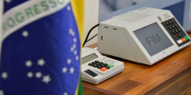 Eleitores brasileiros são contra voto obrigatório, e 73% aprovam urnas, diz pesquisa