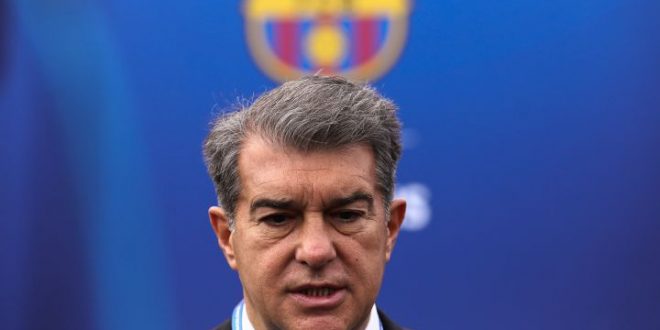 Presidente do Barcelona é acusado de assédio: “Com 18 anos, me liga”