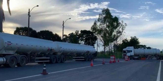 PRF faz em Jaraguá apreensão de carga irregular de combustível avaliada em 400 mil