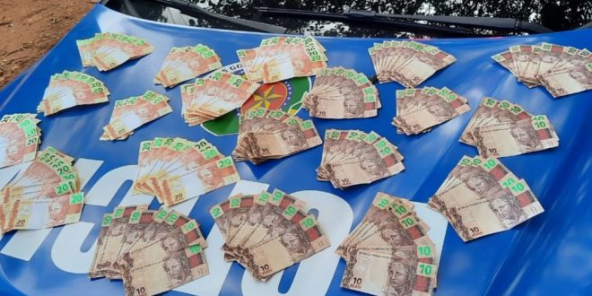 Homem é preso com mais de R$ 2,7 mil em notas falsas de R$ 10 e R$ 20 em Aparecida de Goiânia, diz PM