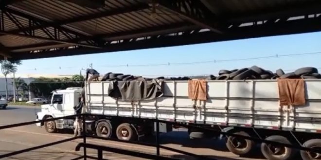 PRF apreende carreta carregada com pneus contrabandeados em Rio Verde