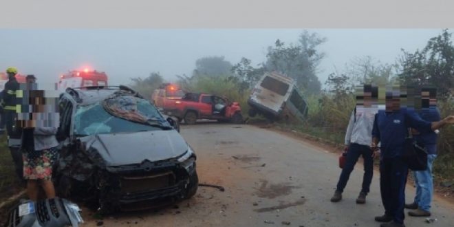 Quatro pessoas ficam feridas após acidente com três veículos na BR-153 em Rianápolis