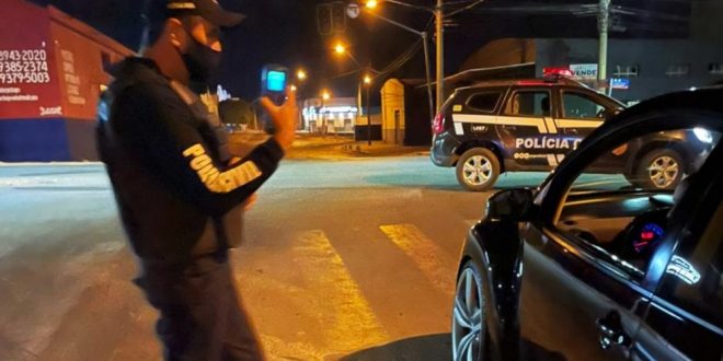 Noiva é multada por dirigir bêbada após sair do casamento em Anápolis, diz polícia