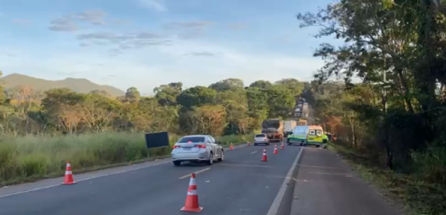 Colisão frontal entre caminhão e carro de passeio na BR -153, mata uma pessoa e deixa dois gravemente feridos em Jaraguá