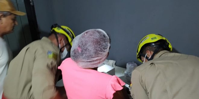 No  Bairro  São Cristóvão Mulher fica com as mãos presas em cilindro de fazer pastel no norte de Goianésia e bombeiros são acionados