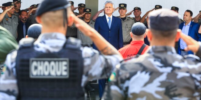 Caiado  entrega mais de mil submetralhadoras à PM para reforço do policiamento em Goiás