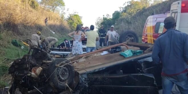 Carro sai da pista, bate contra barranco e deixa 4 feridos na GO-139, entre Cristianópolis e Caldas