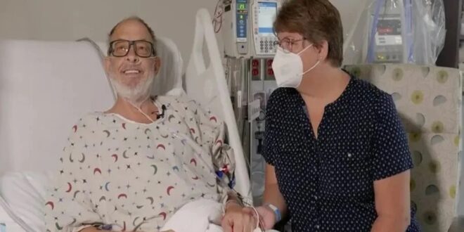 Homem com doença terminal cardíaca recebe transplante de coração de porco