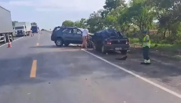 Colisão frontal entre Toyota Hilux e Fiat Strada deixa duas pessoas mortas na BR-153