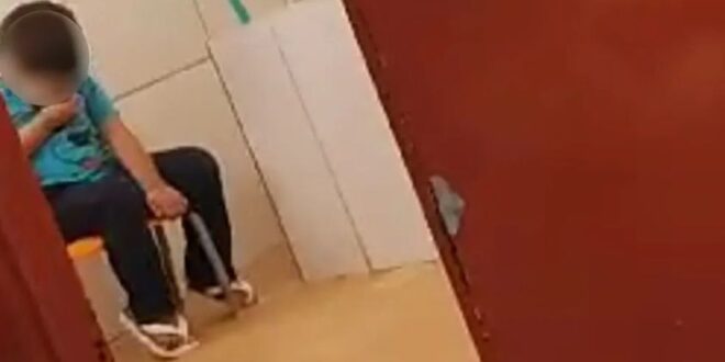Professora é filmada colocando criança em banheiro para castigá-la