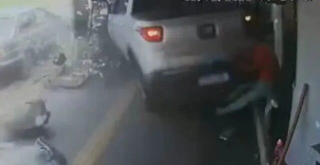 Cliente é arremessado para dentro de distribuidora após ser atingido por carro desgovernado em Goiânia;