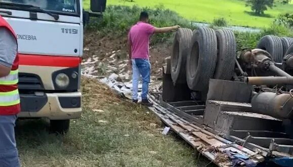 Caminhão carregado com pedras de Pirenópolis tomba e duas pessoas morrem
