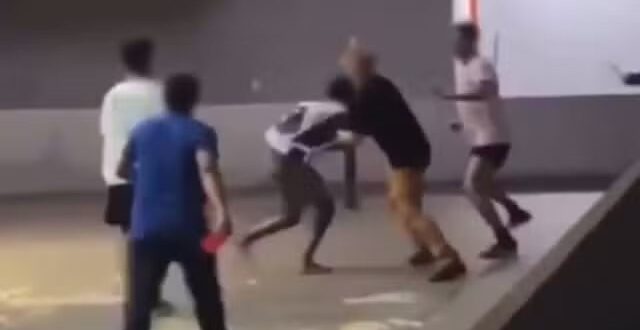 Estudantes trocam socos e chutes em jogo de futsal durante torneio interclasse;