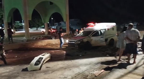 Acidente em Carmo do Rio Verde: Ambulância colide com portal em construção