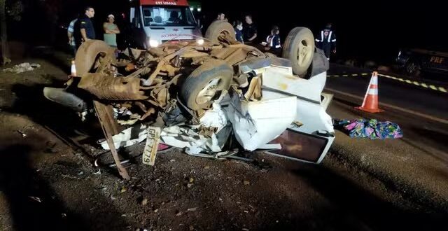 Cinco pessoas da mesma família morrem após carro bater de frente contra caminhonete em rodovia de Goiás