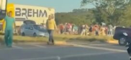 População faz saque de carga após acidente entre caminhões na  GO-330, em Pires do Rio