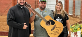 Bezerra e violão doados por Leonardo arrecadam R$ 32 mil em leilão de igreja em Goianésia