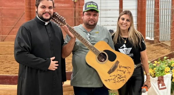 Bezerra e violão doados por Leonardo arrecadam R$ 32 mil em leilão de igreja em Goianésia