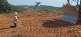 Idosa se ajoelha para tentar impedir máquina de entrar em fazenda para obra de duplicação da GO-330;