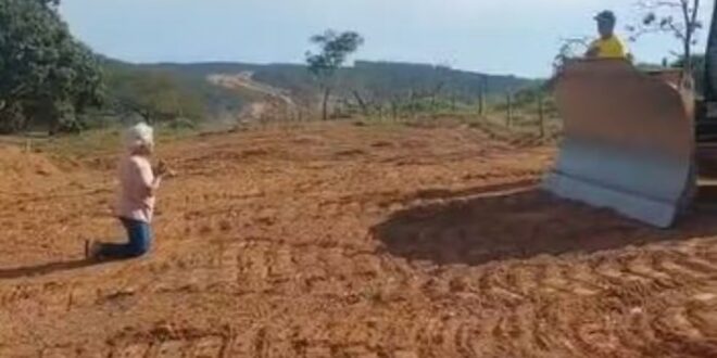 Idosa se ajoelha para tentar impedir máquina de entrar em fazenda para obra de duplicação da GO-330;