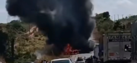 Acidente entre carretas deixa mortos e bloqueia BR-153-TO