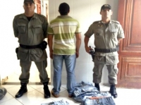 Homem é preso com roupas pirateadas na GO-080 pela PRE